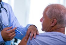 Inicia vacunación masiva de adultos mayores de 80 años en Sabaneta