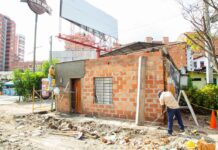 En Sabaneta, demolieron la casa que interrumpía la vía en la AV. Las Vegas