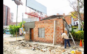 En Sabaneta, demolieron la casa que interrumpía la vía en la AV. Las Vegas