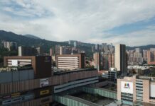 En C.C. Mayorca, hombre le tiró un químico a una mujer en aparente altercado sentimental