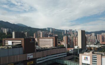 En C.C. Mayorca, hombre le tiró un químico a una mujer en aparente altercado sentimental