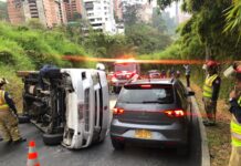 Transporte escolar se volcó en loma de Sabaneta