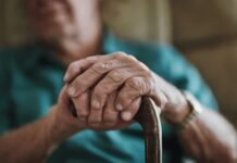 ¡Indignante!, habitante de calle golpeó a un adulto mayor por robarle un bastón en Sabaneta