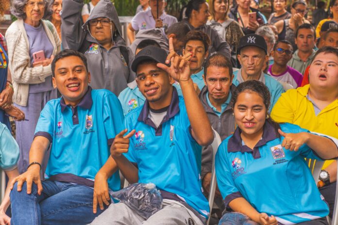 Sabaneta fortalece la inclusión social con entrega de uniformes en el CAIPD