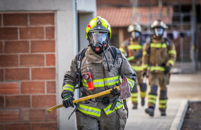 bombero-con-hacha
